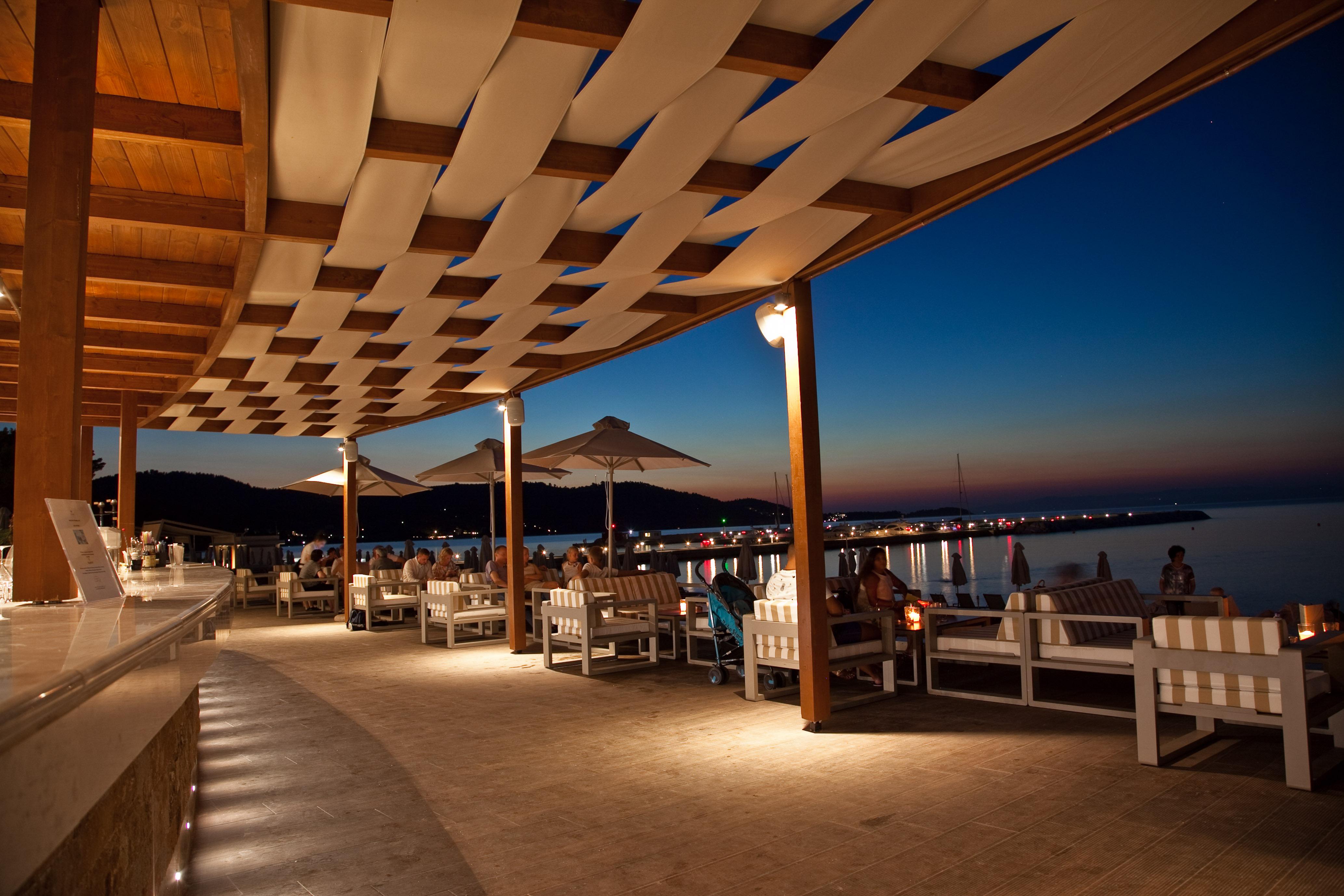 Miraggio Thermal Spa Resort Paliouri Luaran gambar The restaurant at night