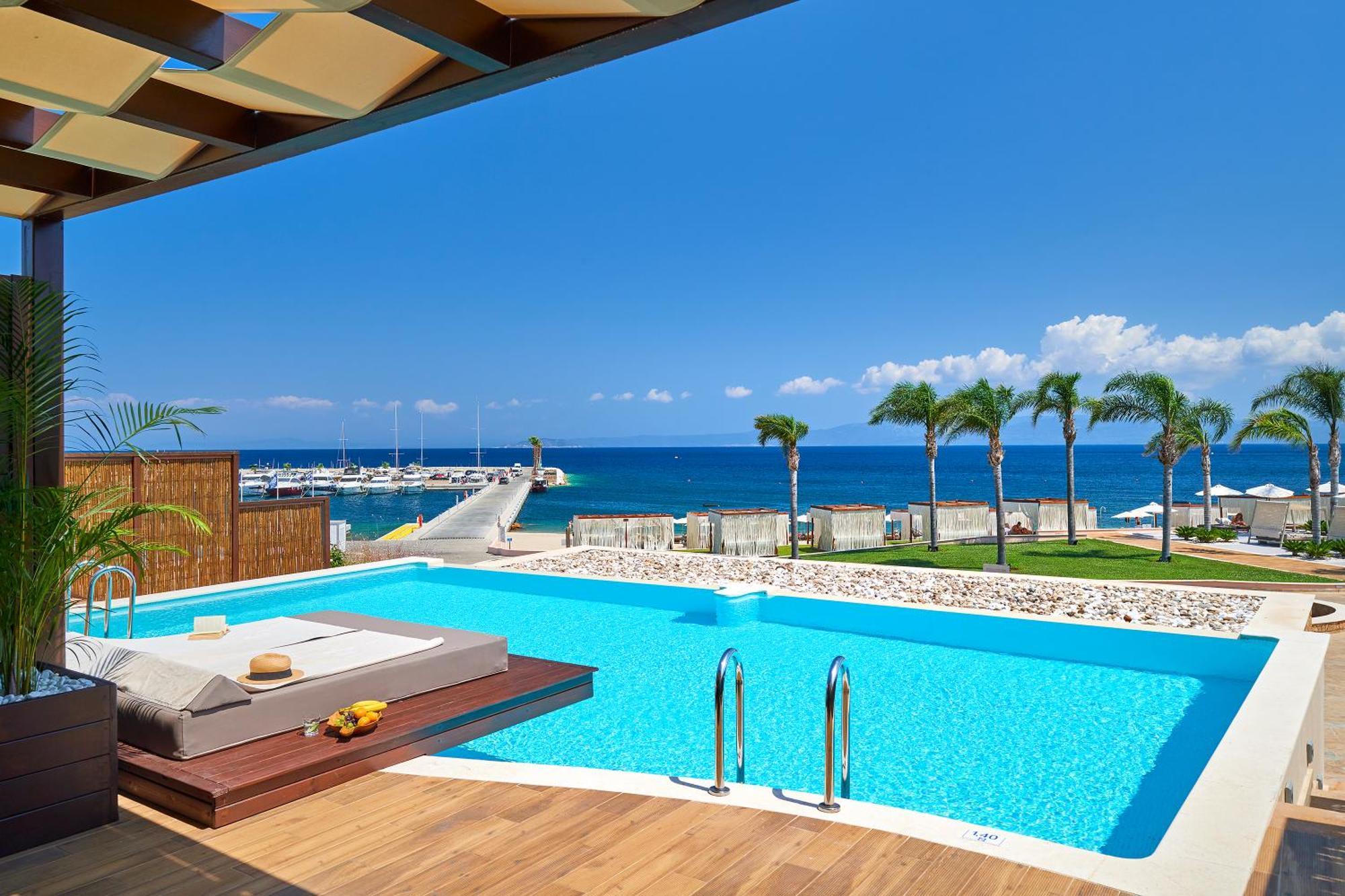 Miraggio Thermal Spa Resort Paliouri Luaran gambar The swimming pool at the hotel