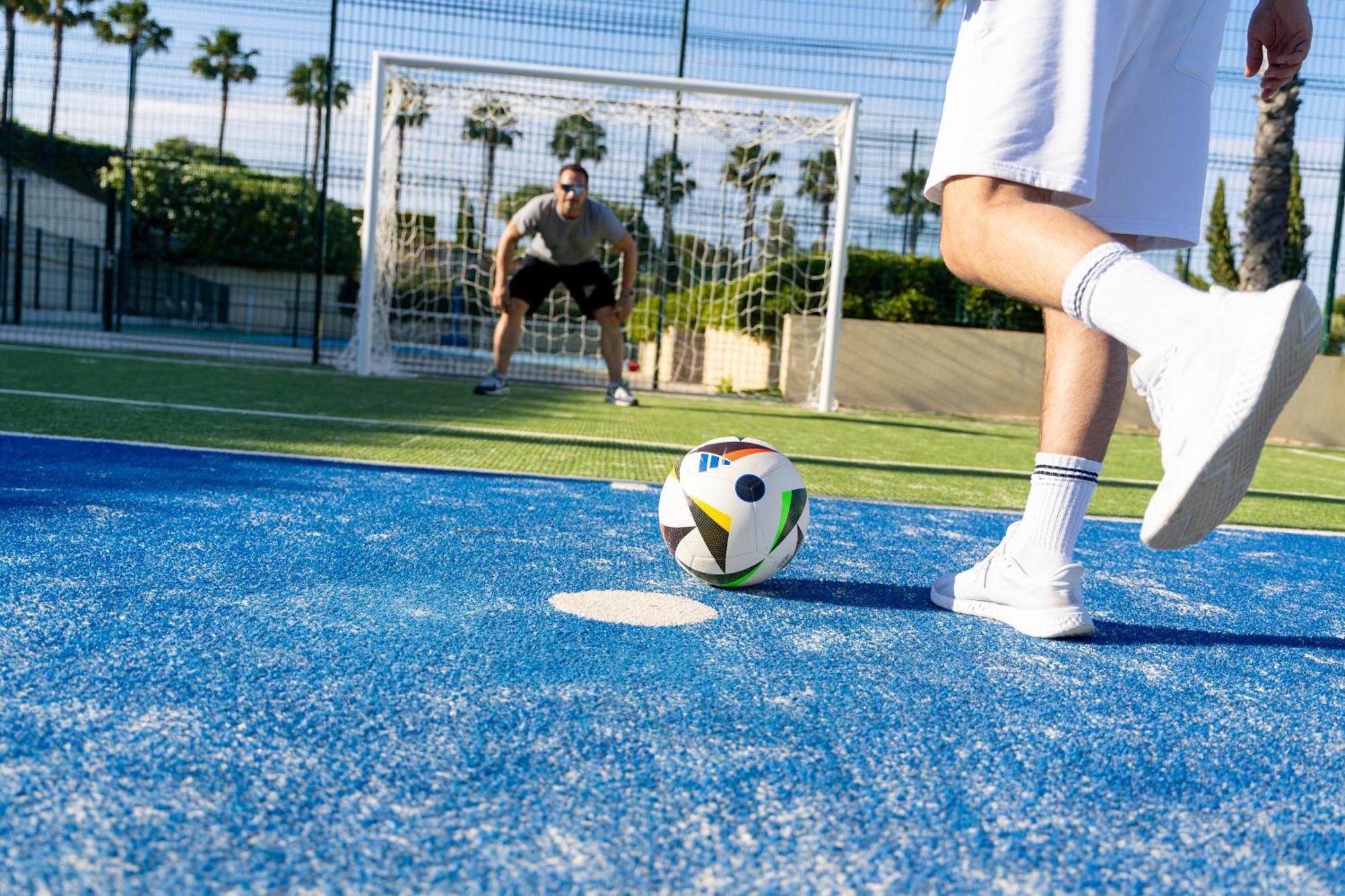 Miraggio Thermal Spa Resort Paliouri Luaran gambar A player about to take a penalty kick