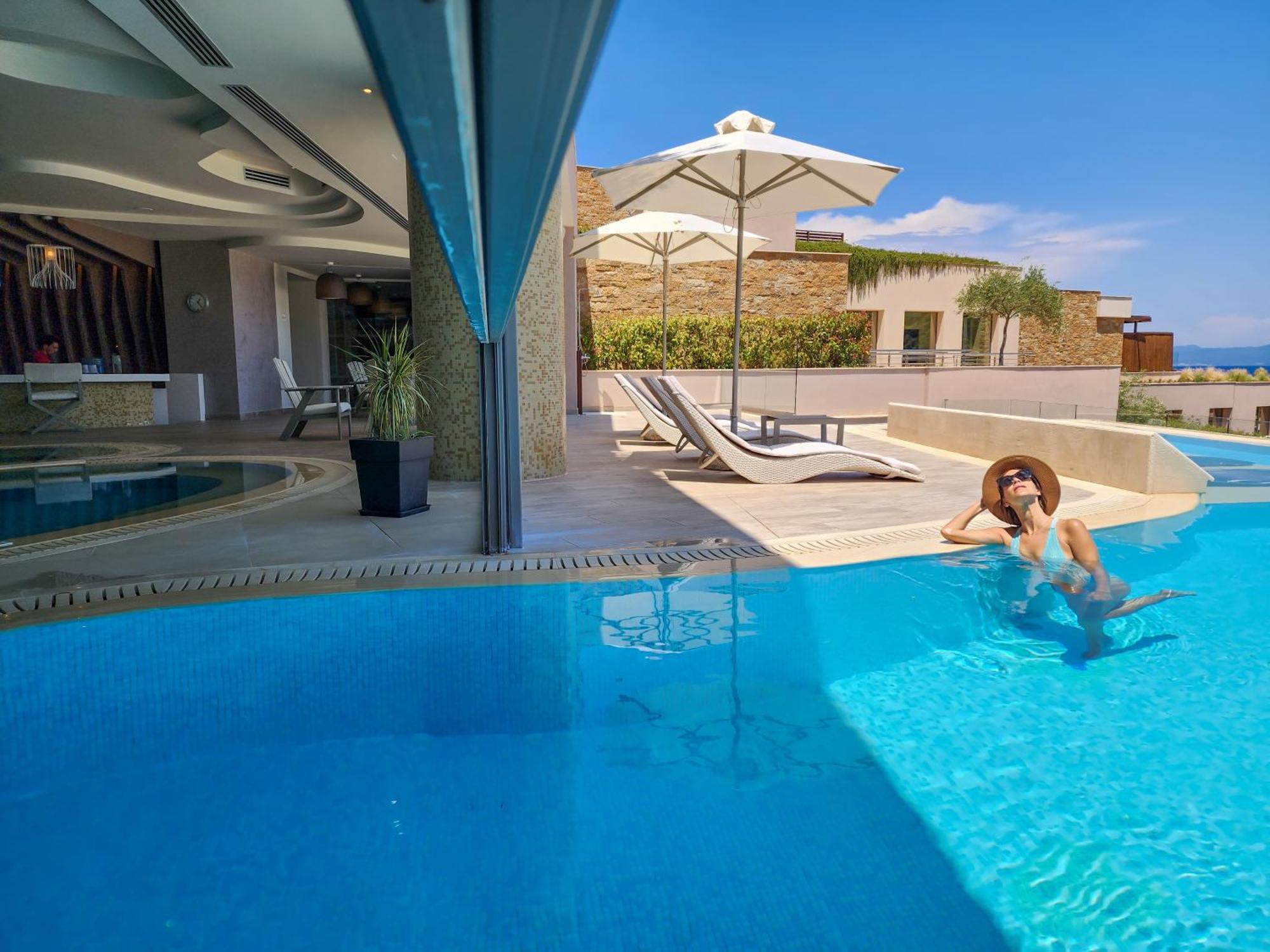 Miraggio Thermal Spa Resort Paliouri Luaran gambar A pool at a luxury hotel
