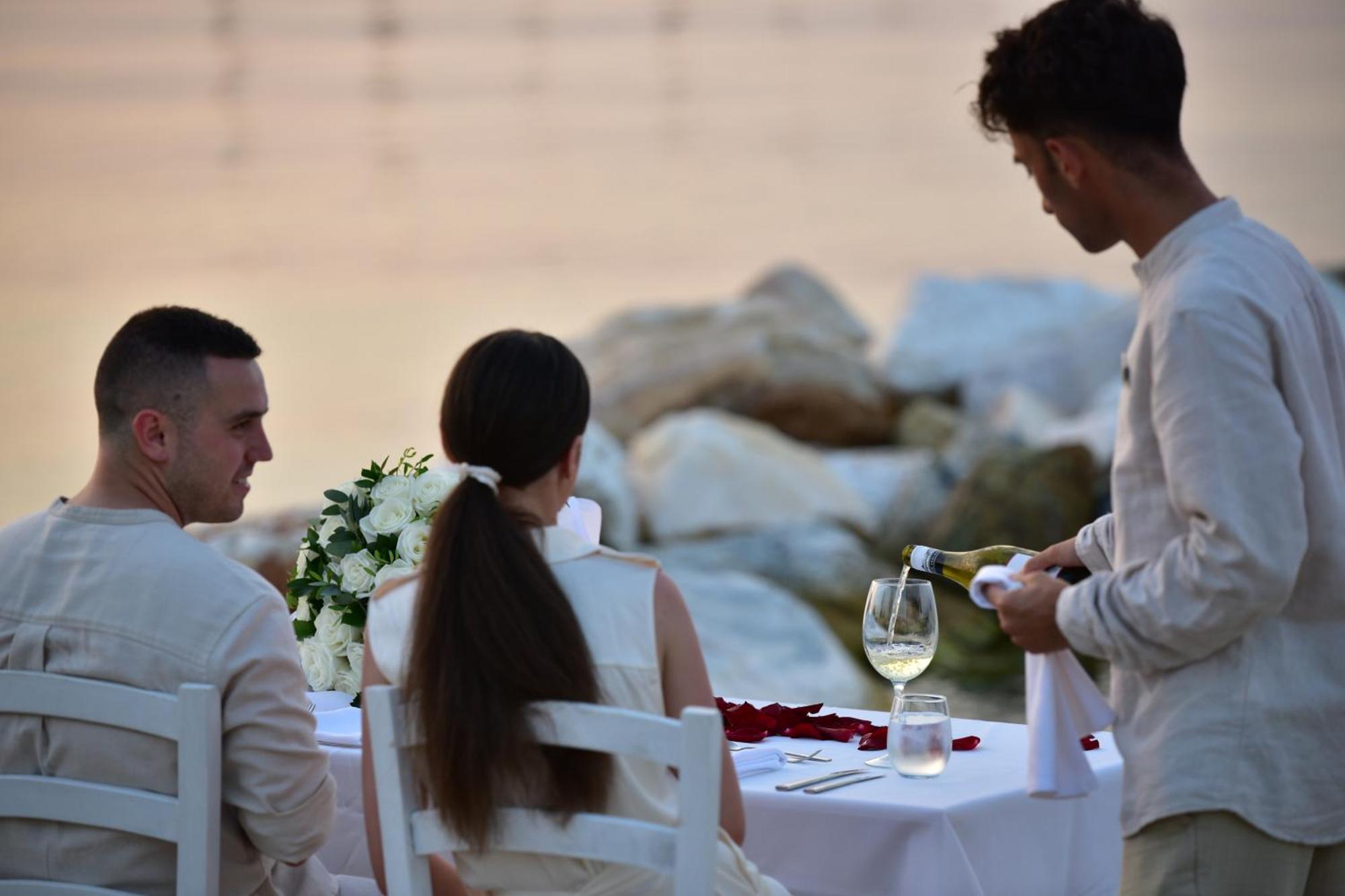 Miraggio Thermal Spa Resort Paliouri Luaran gambar A waiter serving wine