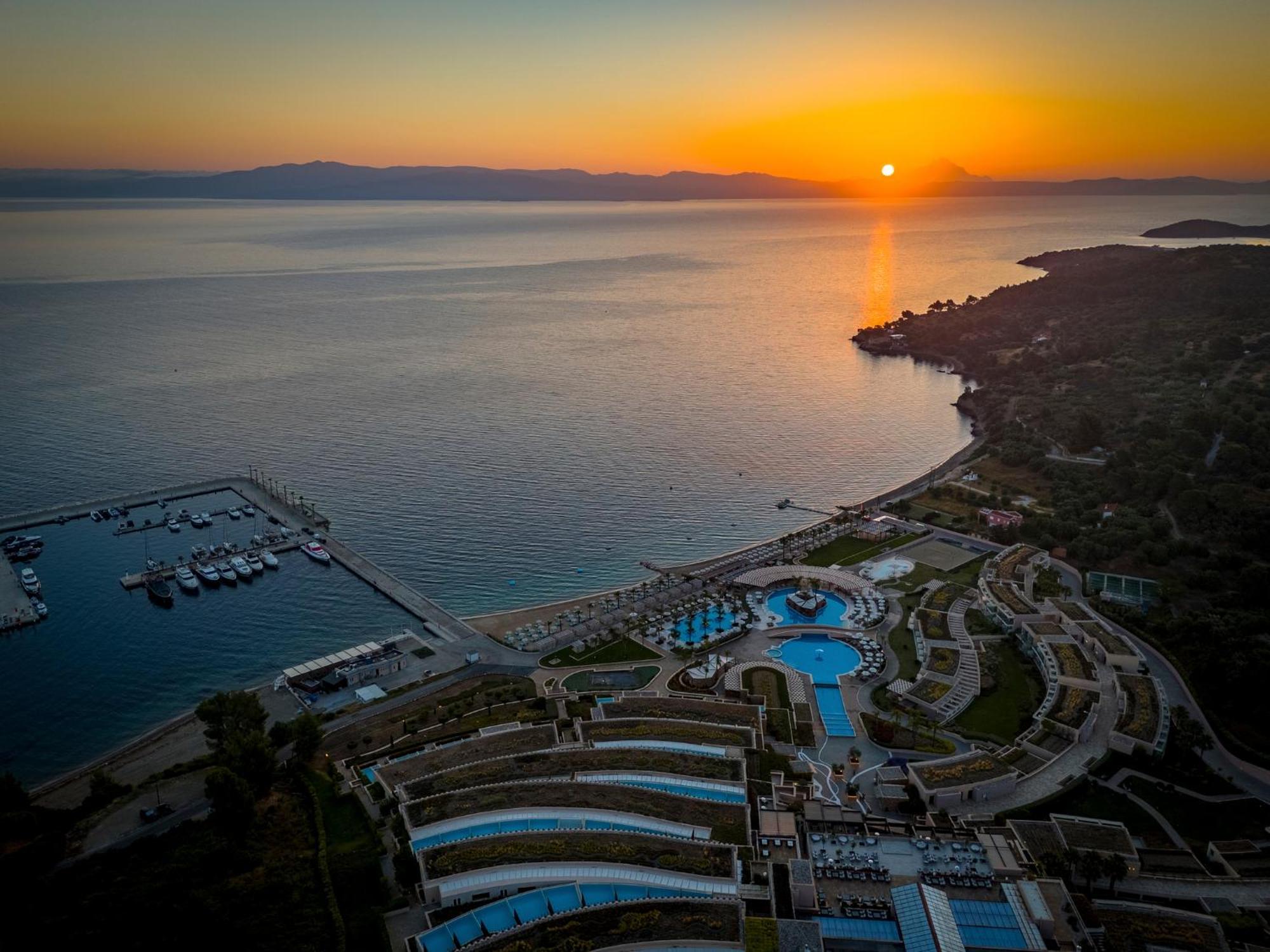 Miraggio Thermal Spa Resort Paliouri Luaran gambar Sunset over the port of Skopelos